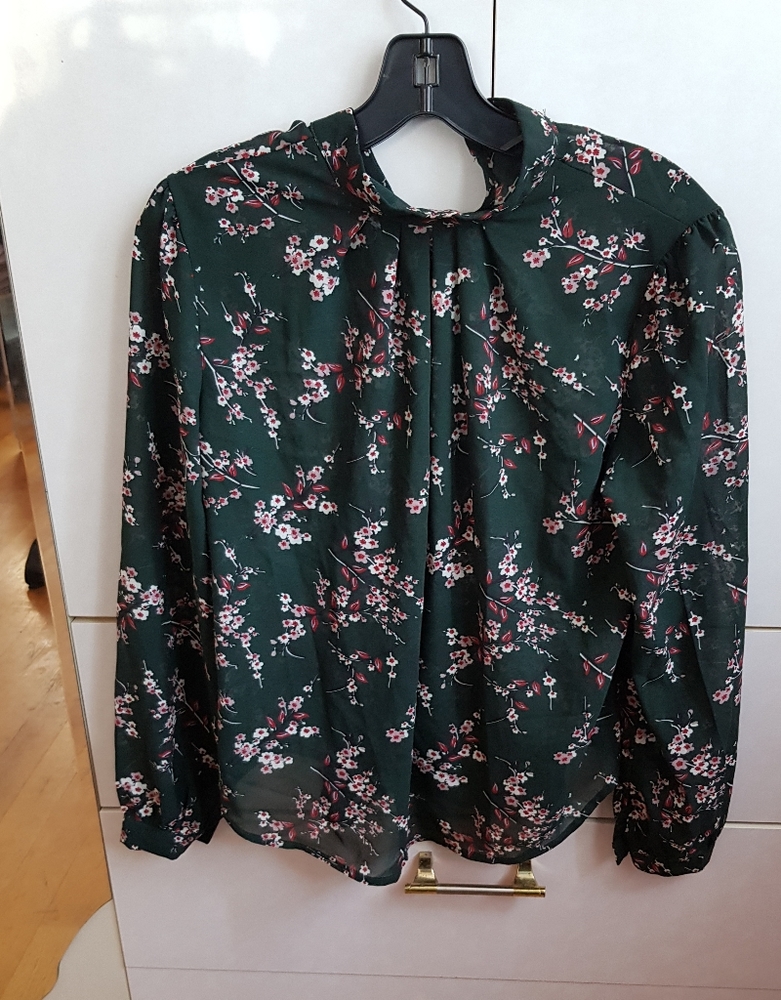 Floral top with keyhole closure